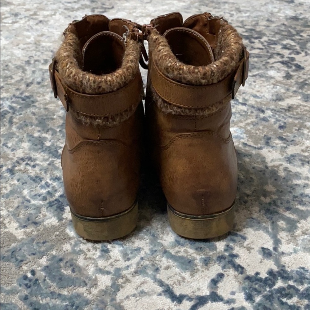 Boots ! - Picture 2 of 3